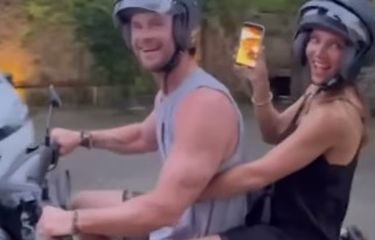 Chris Hemsworth Pemeran Thor Liburan ke Bali, Pamer Naik Motor ...