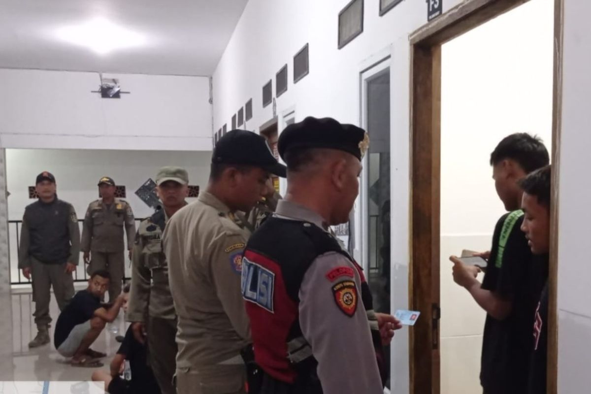 Petugas gabungan mengamankan 3 pasangan remaja saat melakukan razia ke sejumlah rumah kos yang diduga menjadi tempat mesum dan prostitusi di Kabupaten Tuban, Jawa Timur, Minggu (24/8/2025).