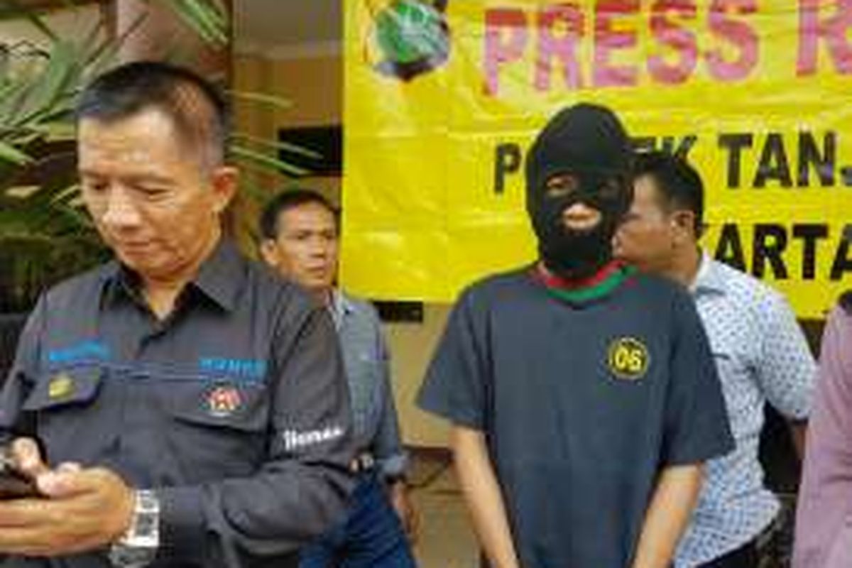 Kasubag Humas Polres Metro Jakarta Utara Kompol Sungkono (kiri) dan Syaifullah (21) alias Ipul pelaku pencabulan bocah SD di Mapolsek Tanjung Priok, Jakarta Utara, Selasa (7/6/2016).