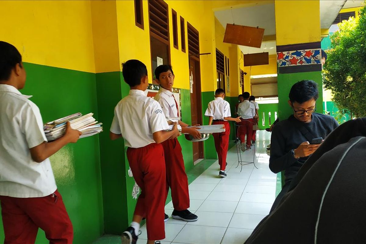 Siswa baru di unit sekolah baru (USB) SMPN 57 Bekasi, Duren Jaya, Bekasi Timur sibuk membereskan barang-barang milik SDN Duren Jaya 10, Senin (15/7/2019). Lantaran belum memiliki gedung sendiri, kegiatan belajar-mengajar SMPN 57 bakal menempati gedung eks SDN Duren Jaya 10.