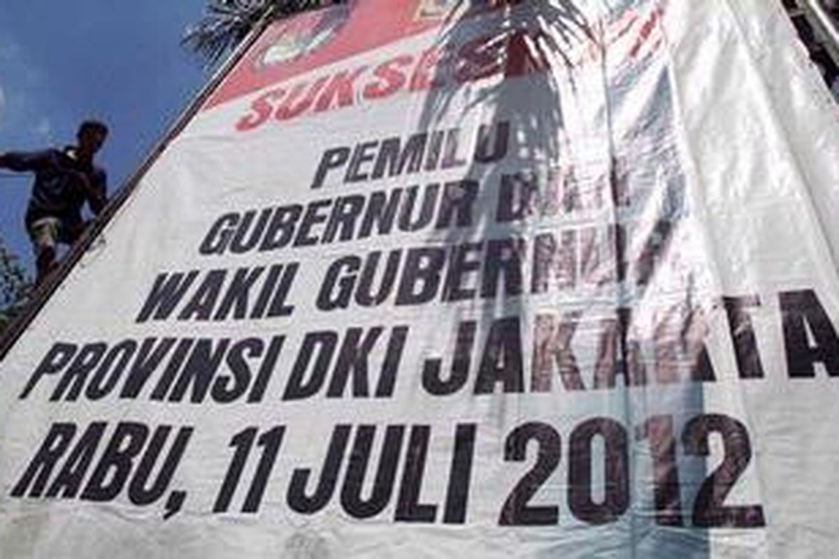 Pekerja memasang baliho ajakan untuk mensukseskan pemilihan gubernur dan wakil gubernur DKI Jakarta pada 11 Juli mendatang di Jalan Yos Sudarso, Jakarta Utara, Kamis (7/6/2012). Komisi Pemilihan Umum DKI Jakarta menetapkan daftar pemilih tetap untuk Pemilihan Umum Kepala Daerah Jakarta 2012 sebanyak 6.983.692 orang.  