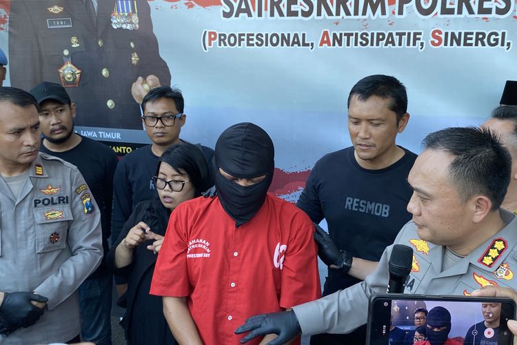 Pelaku pembunuhan mahasiswi Unesa, RBA (41) di Mapolrestabes Sursbaya