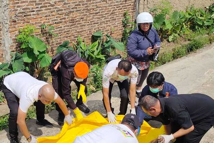 Polsuska dan warga mengevakuasi korban tertabrak kereta api di Bandar Lampung, Rabu (19/10/2022).