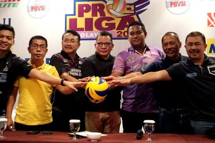 Dari kiri ke kanan, Adik Rega (Bjb), Alit SA (Popsivo), Widi Triyoso (Pertamina pi), Reginald Nelwan (Wkl. Direktur Proliga), Samaji (Bank SumselBabel), Sutrisno (pertamina pa), Hadi Sampurno (Samator) dalam konferensi pers final four Proliga 2018 di Malang, Rabu (28/3/2018).