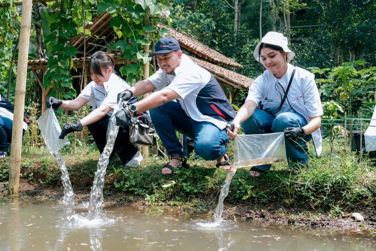 Karyawan MIND ID dalam program sosial Senyawa Employee Volunteer Volume 3.