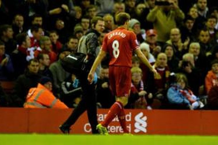Gelandang Liverpool, Steven Gerrard (kanan).