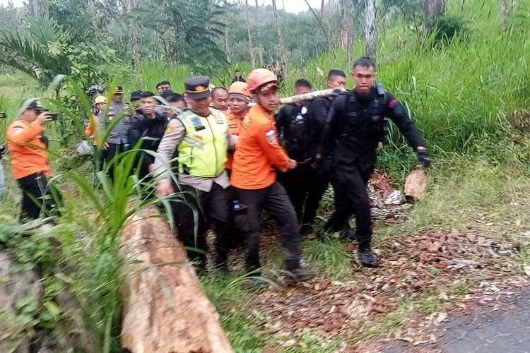 Evakuasi jenazah pendaki yang tergeletak sendirian di Gunung Agung, Bali