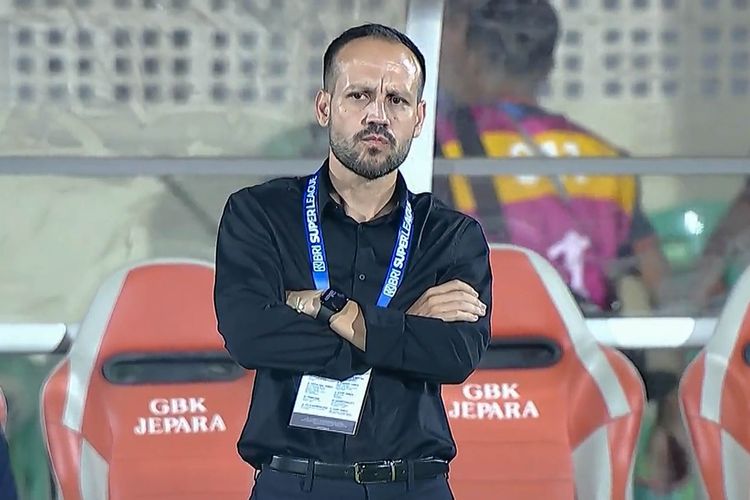 Sosok pelatih Persijap Jepara Mario Lemos yang berhasil mengalahkan juara bertahan Persib Bandung di pekan kedua Super League 2025-2026, Senin (18/8/2025) di Stadion Gelora Bumi Kartini, Jepara.