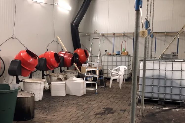 Sebuah laboratorium kokain di Desa Drenthe, Nijeveen, Belanda. Laboratorium tersebut diklaim sebagai yang terbesar di Belanda.