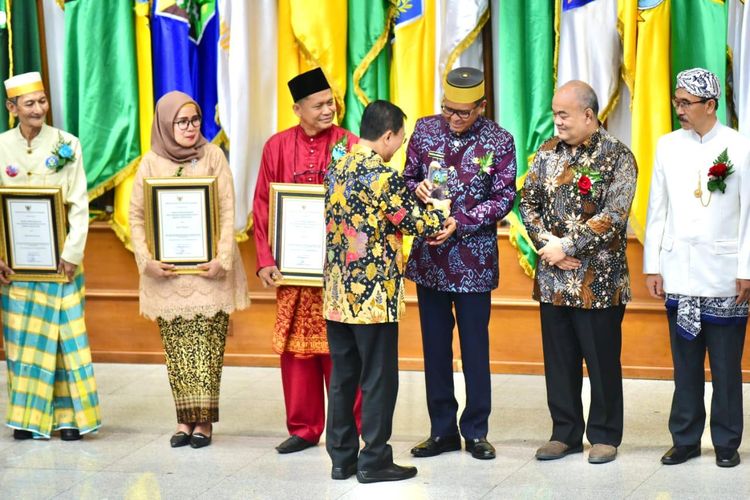Gubernur Sulsel Nurdin Abdullah menerima penghargaan Swasti Saba Kabupaten/Kota Sehat 2019  bagi Provinsi Sulawesi Selatan di Sasana Bhakti Praja,  Gedung C Kemendagri, Selasa (19/11/2019).