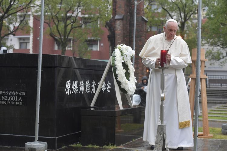 Paus Fransiskus ketika meletakkan karangan bunga dan berdoa di depan monumen peringatan para korban bom atom yang dijatuhkan AS di Nagasaki, Jepang, pada 24 November 2019.