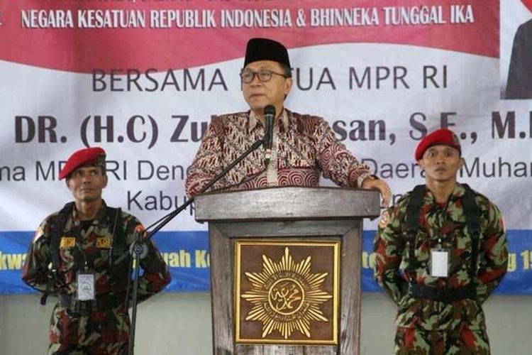 Ketua MPR RI Zulkifli Hasan saat menyampaikan kata sambutan pada acara Sosialisasi Empat PIlar Kebangsaan di Kantor Sekretariat Pimpinan Daerah (PD) Muhammadiyah Kabupaten Temanggung, Minggu (19/2/2017).
