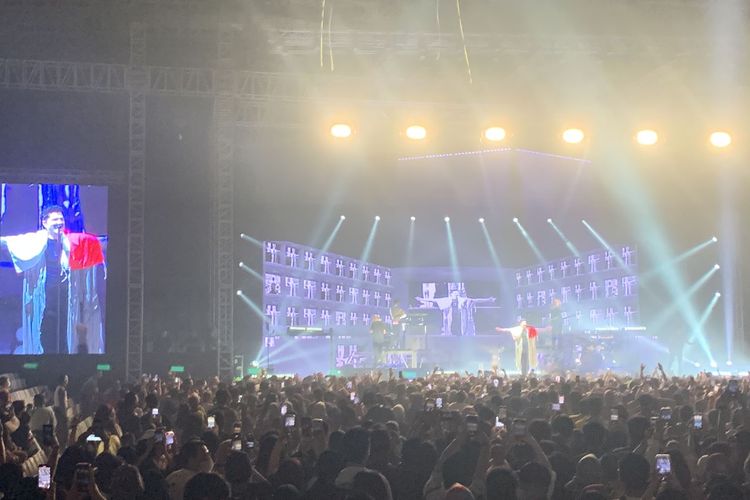 Vokalis Danny O'Donoghue mengibarkan bendera merah putih saat konser di Jakarta. Momen itu tersaji dalam konser The Script Greatest Hits Tour 2022 hari kedua di Istora Senayan, Jakarta, pada Sabtu (1/10/2022).