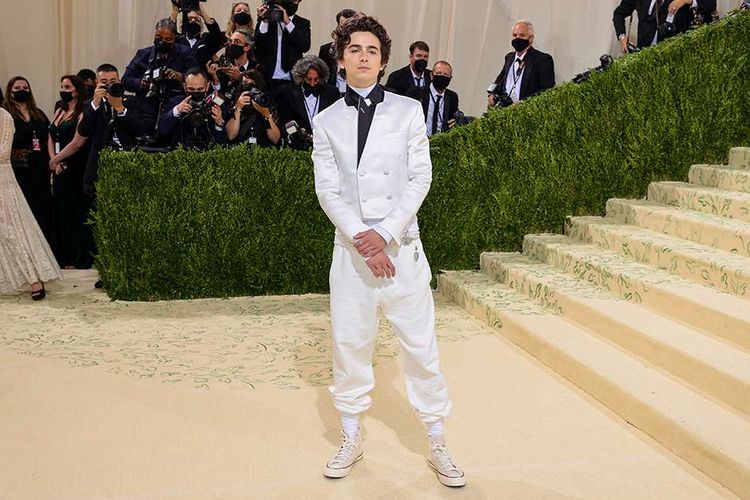 Timothee Chalamet berpose saat menghadiri acara penggalangan dana Metropolitan Museum of Art's Costume Institute Gala alias Met Gala 2021 di New York, Amerika Serikat, Senin (13/9/2021). Kegiatan tersebut ditiadakan tahun 2020 akibat pandemi Covid-19 dan tahun ini kembali digelar dengan mengangkat tema 'In America: a Lexicon of Fashion'.