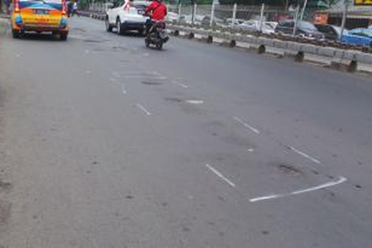 Lubang-lubang terlihat tersebar di Jalan Panjang, Kebon Jeruk, Jakarta Barat.