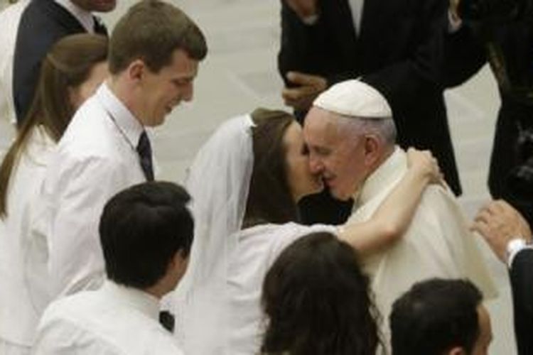 Paus Fransiskus menyalami pasangan pengantin baru dalam acara di Vatikan, Rabu (5/8/2015).
