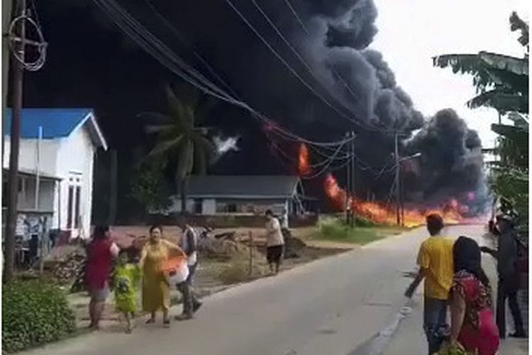 Lokasi kebaran yang diduga gudang minyak ilegal berada di Jalan Mayjen Satibi Darwis, Kelurahan Karya Jaya, Kecamatan Kertapati, Palembang, Sumatera Selatan terbakar, Kamis (22/9/2022).