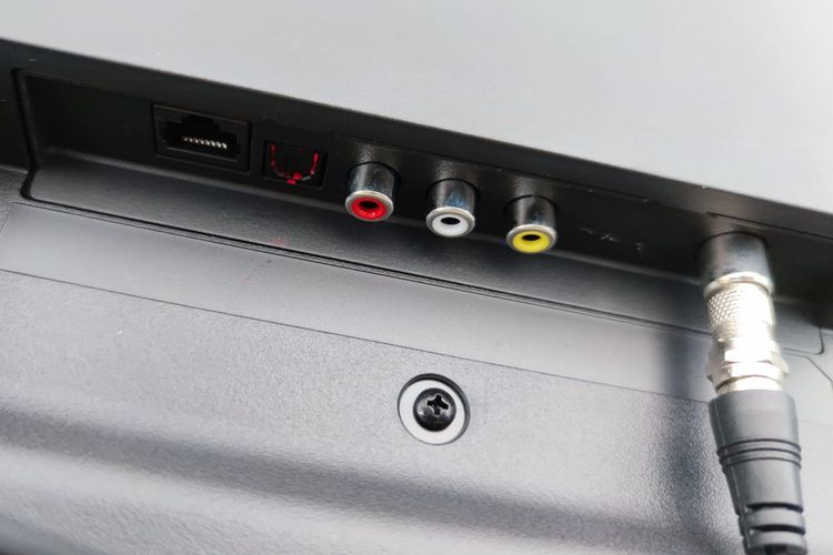 Xiaomi TV A2 dan Xiaomi TV P1E juga dibekali dengan port kabel RCA. 