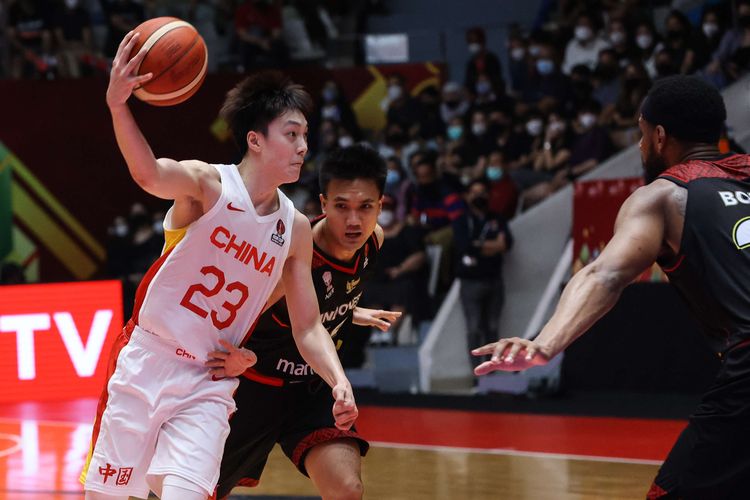 Pemain timnas basket China, Mingxuan Hu mencoba melewati pemain timnas basket Indonesia pada laga playoff FIBA Asia Cup 2022 di Istora Senayan, Jakarta, Senin (18/7/2022). Indonesia kalah dengan skor 58-108.