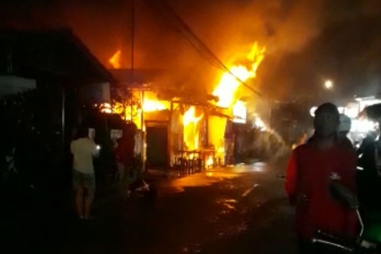 Kebakaran melanda rumah dan ruko di Jalan AMD Manunggal 5 RT 001 RW 010, Kelurahan Petukangan Utara, Kecamatan Pesanggrahan, Jakarta Selatan, Senin (5/12/2022) malam.