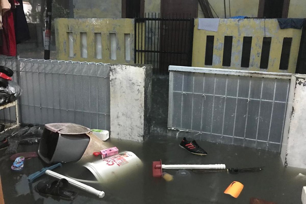 Banjir menggenangi kawasan Cipondoh, Kota Tangerang, Rabu (1/1/2020). 