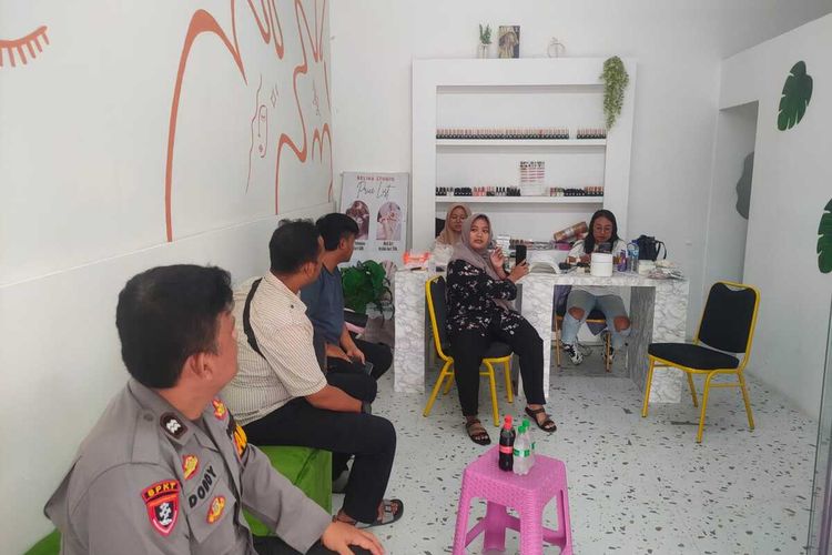 Polisi mendatangi salon kecantikan di Kota Serang Banten yang diacak-acak oleh preman yang marah tak diberi uang. Kamis (9/5/2024).