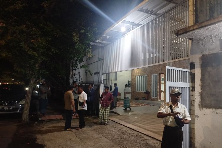 Suasana kediaman artis senior Emilia Contessa di Banyuwangi, Jawa Timur, sesaat setelah muncul kabar duka tentang meninggalnya dia di RSUD Blambangan, Senin (27/1/2025).