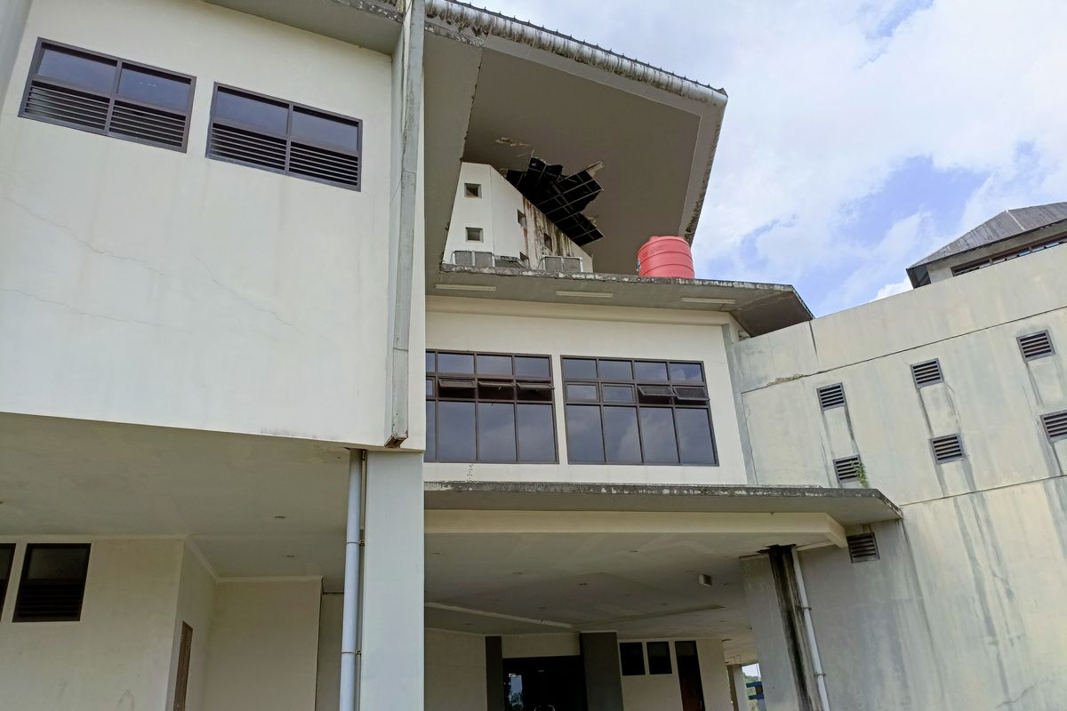 Kondisi GOR atau venue cabang olahraga bulutangkis di Kompleks Stadion Palaran, Samarinda, Selasa (19/3/2024). Atap gedung ambrol, cat kusam dan berlumut.