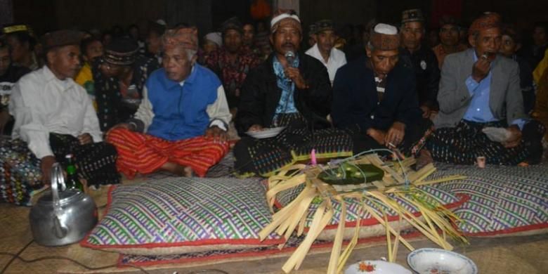 Memberikan makan kepada leluhur dalam ritual Kapu Agu Naka yang diadakan di Kampung Paang Lembor, Desa Wae Bangka, Kecamatan Lembor, Kabupaten Manggarai Barat, Nusa Tenggara Timur pada Juli 2014.