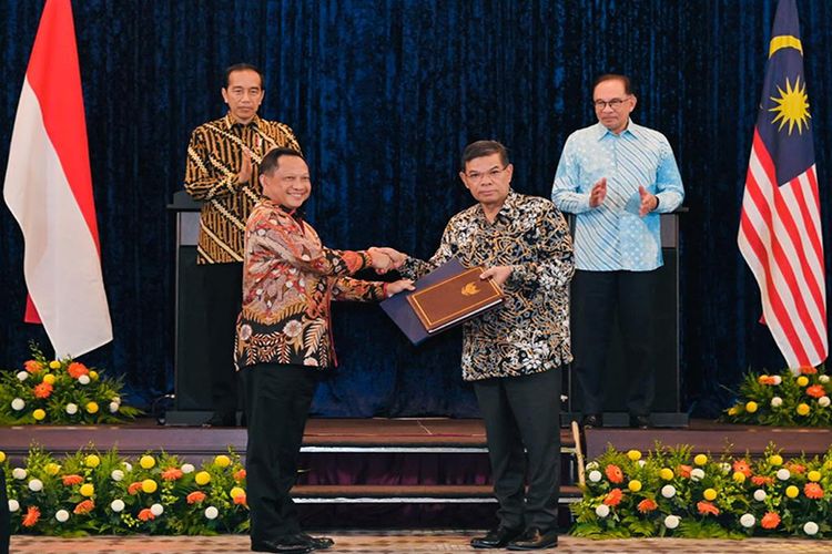Mendagri Tito Karnavian menandatangani kesepakatan perjanjian lintas batas Mendagri Malaysia Dato Seri Saifuddin Nasution di Seri Perdana, Putrajaya, Malaysia, Kamis (8/6/2023). 