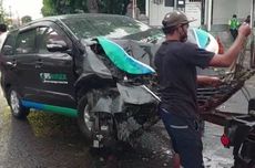 Mobil BPJS Kesehatan Tabrak Papan Pintu Masuk Stasiun Madiun, 2 Orang Terluka