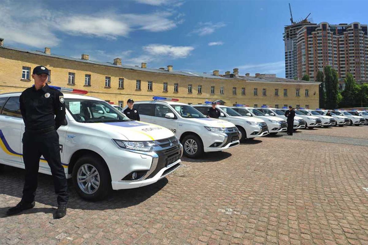 Outlander PHEV jadi kendaraan operasional Kepolisian Ukraina