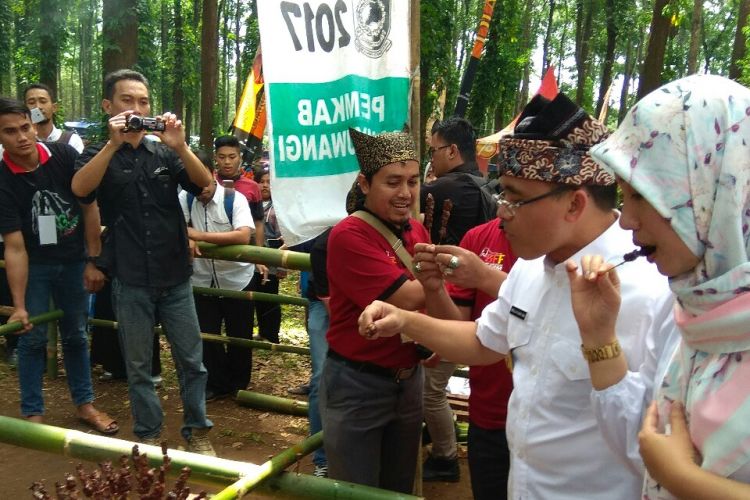 Bupati Banyuwangi Abdullah Azwar Anas bersama istri saat menikmati sate kambing di Gombeng Farm Festival 2017, Rabu (26/7/2017).