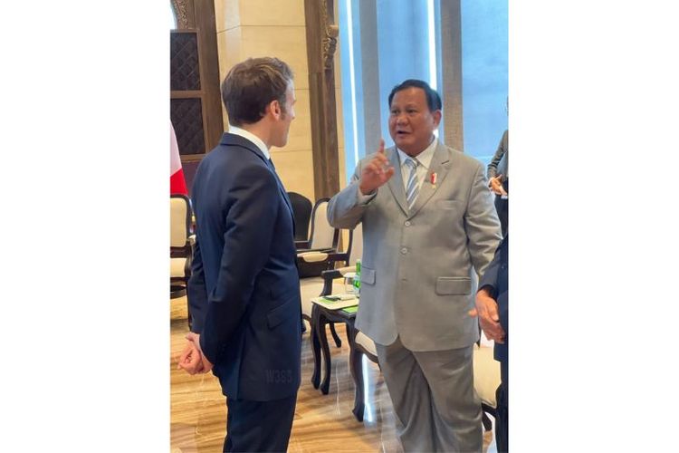 Menteri Pertahanan Prabowo Subianto bersama Presiden Prancis Emmanuel Macron. 

