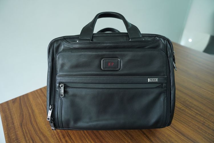 Tas Tumi yang termasuk dalam lelang barang sitaan KPK.