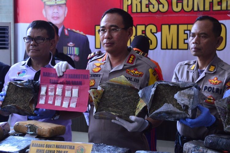 Kapolres Metro Bekasi Kombes Candra Sukma Kumara di Mapolres Metro Bekasi, Jumat (27/12/2019), saat konferensi pers pengungkapan kasus narkoba.