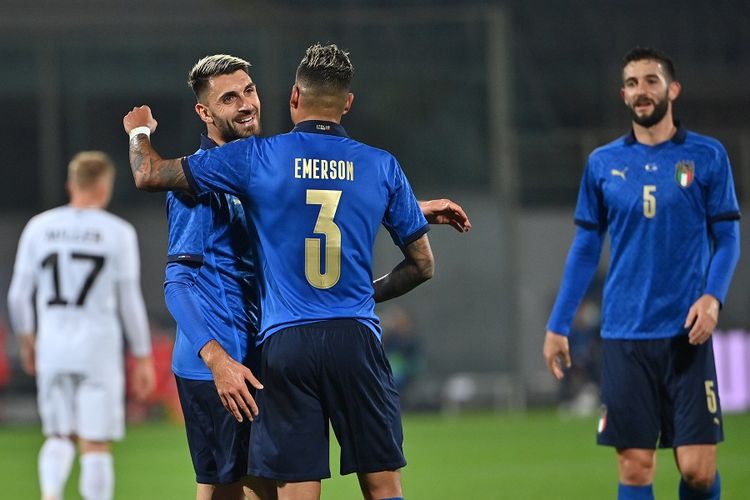 Penyerang Italia Vincenzo Grifo (kiri) merayakan dengan bek Italia Emerson setelah membuka skor pada pertandingan sepak bola persahabatan Italia vs Estonia pada 11 November 2020 di stadion Artemio-Franchi di Florence, Tuscany. (Photo by Alberto PIZZOLI / AFP)