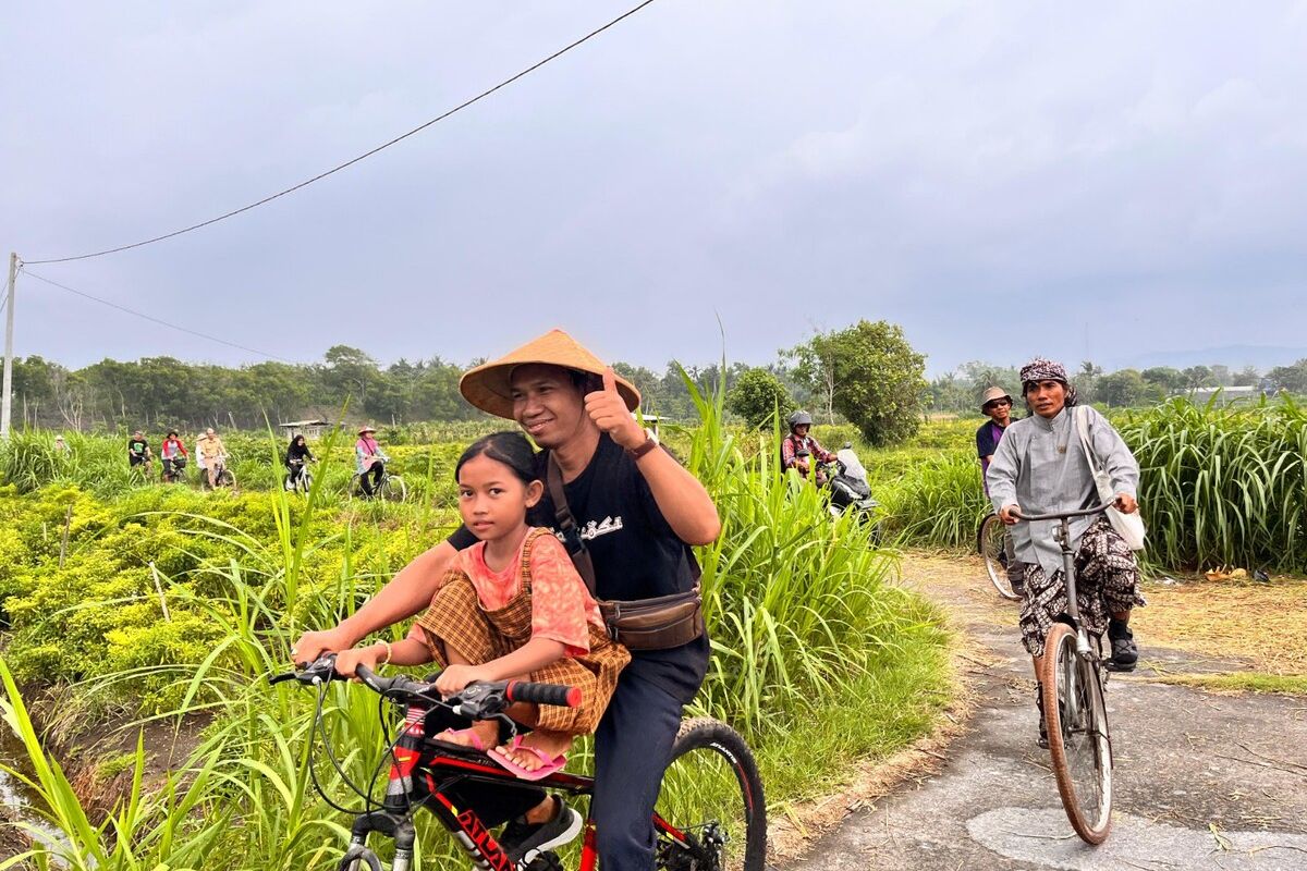 Pesepeda saat melintas lahan pasir di Kalurahan Gadingharjo, Sanden, Bantul. Senin (11/11/2024)