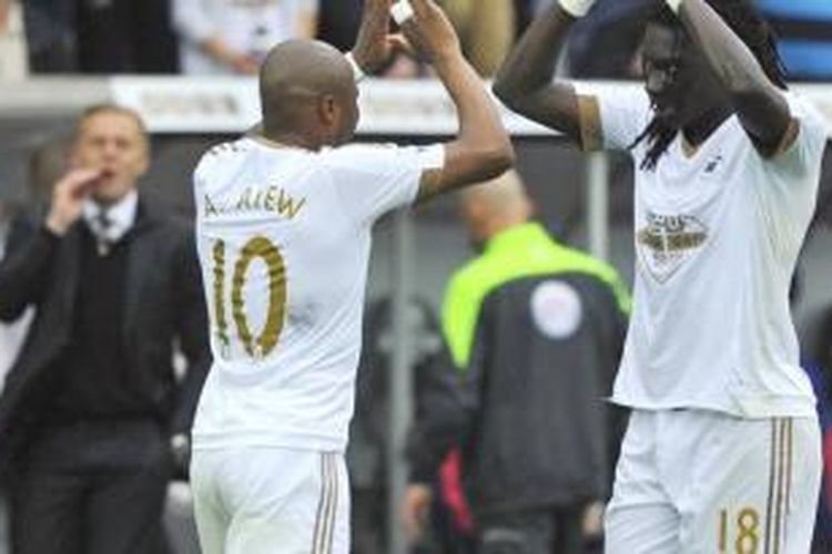 Andre Ayew dan Bafetimbi Gomis cetak gol kemenangan Swansea atas Manchester United, Minggu (30/8/2014).