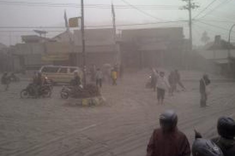 Suasana di wilayah kecamatan Ngantang, Kabupaten Malang, yang kondisinya terparah akibat hujan abu disertai angin kencang. Jumat (14/2/2014).