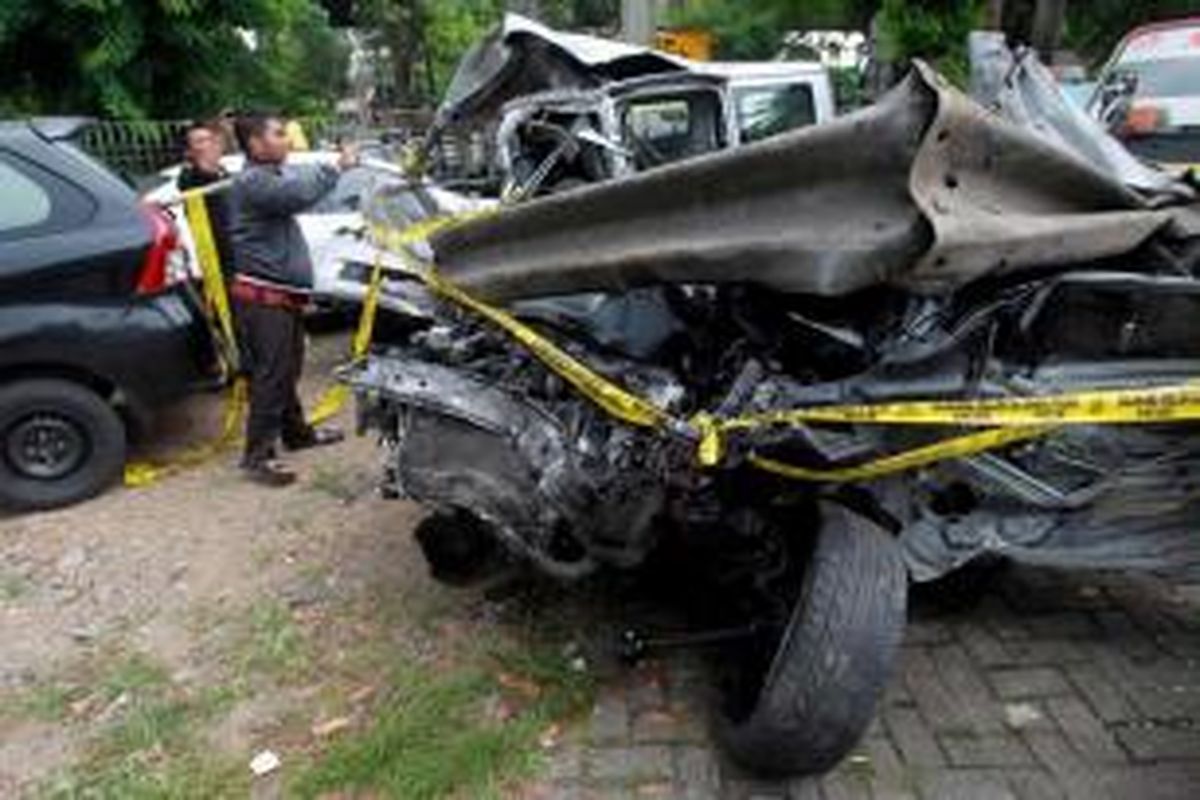 Mobil Lancer B 80 SAL (kanan) yang dikemudikan putra bungsu Ahmad Dhani dan Maia Estianty, AGJ (13) dan Daihatsu Gran Max B 1349 TFM dalam kondisi ringsek akibat kecelakaan di Tol Jakarta-Bogor, Minggu (8/9/2013). Kedua bangkai kendaraan berada di Satlantas Wilayah Jakarta Timur. 