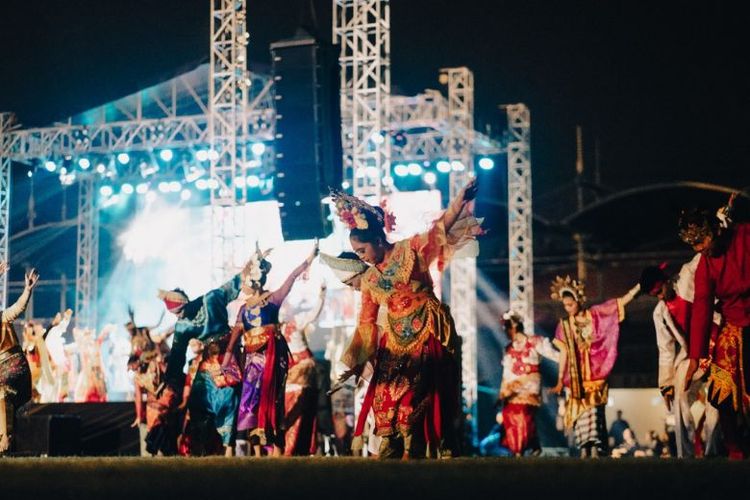 Pertunjukan konser musik dan tari pada malam puncak UPH Festival 2022 di lapangan sepakbola Kampus UPH Karawaci, Tangerang, Banten, Sabtu (29/8/2022) 