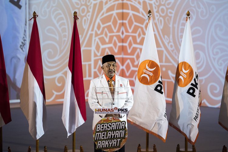 Presiden PKS Ahmad Syaikhu menyampaikan pidato politik saat Musyawarah Nasional (Munas) V PKS di Kota Baru Parahyangan, Padalarang, Kabupaten Bandung Barat, Jawa Barat, Minggu (29/11/2020). Agenda Munas V PKS membahas arah kebijakan partai lima tahun ke depan dan ikrar pengurus DPP PKS 2020-2025. ANTARA FOTO/M Agung Rajasa/aww.