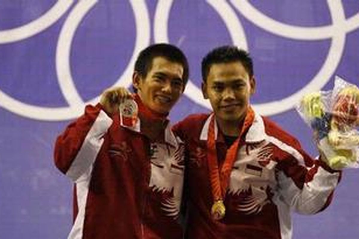Atlet angkat besi Indonesia Eko Yuli Irawan (kanan) dan Muhammad Hasbi menunjukkan medali yang diraih dalam angkat besi nomor 62 kilogram putra di SEA Games XXVI/ 2011 di Komplek Olah Raga Jakabaring, Palembang, Sumatera Selatan, Jumat (18/11/2011). Eko Yuli Irawan dengan total angkatan 302 kilogram memecahkan rekor SEA Games dan meraih emas diikuti oleh Muhammad Hasbi dengan perak. 