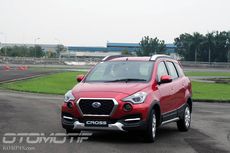 Tes Datsun Cross di Aspal Basah 