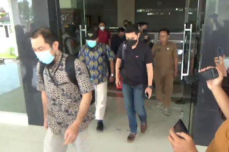 Penyidik KPK saat keluar dari kantor DPRD Bangkalan usai melakukan penggeledahan, Selasa (25/10/2022).