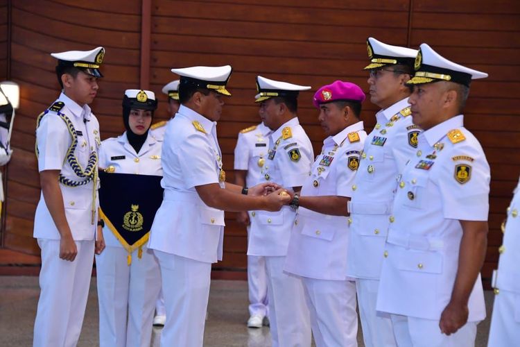 Kepala Staf Angkatan Laut (KSAL) Laksamana Muhammad Ali memimpin serah terima jabatan (sertijab) tiga jabatan strategis TNI AL di Auditorium Denma Markas Besar AL, Cilangkap, Jakarta Timur, Jumat (10/2/2023). Tiga jabatan strategis tersebut antara lain Gubernur Akademi Angkatan Laut (AAL), Kepala Dinas Administrasi Personel Angkatan Laut (Kadisminpersal), dan Kepala Dinas Keuangan Angkatan Laut (Kadiskual).