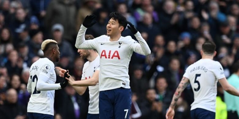 Winger Tottenham Hotspur Son Heung-min (tengah) merayakan golnya ke gawang Newcastle United pada laga pekan ke-31 di Tottenham Hotspur Stadium, Minggu (3/4/2022).