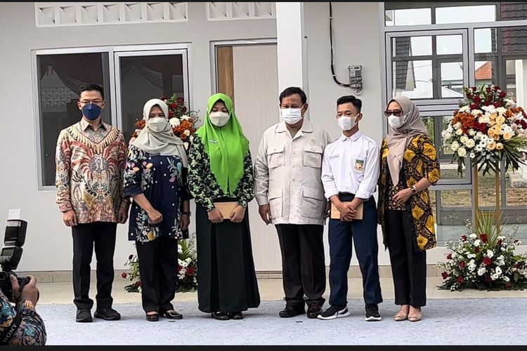 Menteri Pertahanan (Menhan) Prabowo Subianto menyerahkan dua beasiswa SMA Taruna Nusantara pada dua anak korban KRI Nanggala 402, Rabu (20/4/2022). 