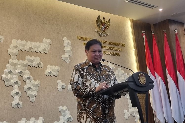 Menteri Koordinator Bidang Perekonomian Airlangga Hartarto saat konferensi pers di kantornya, Kamis (24/7/2025).